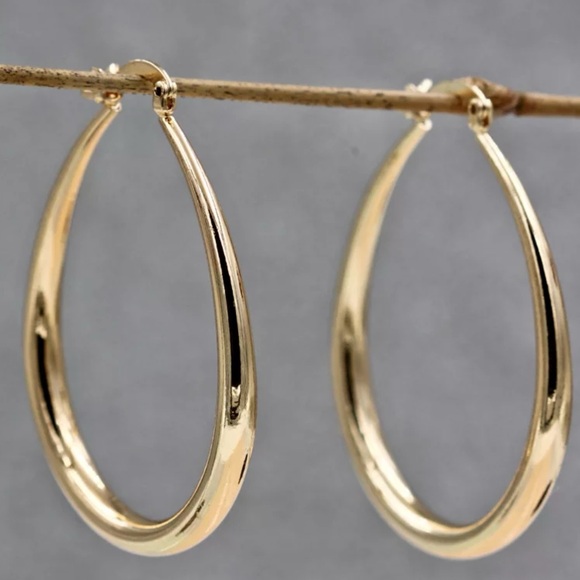 Gold Hoop Earring NWTS - Picture 1 of 1